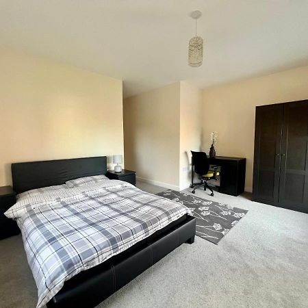 Spacious 2-Bedroom House With Free Parking Chatham  Ngoại thất bức ảnh