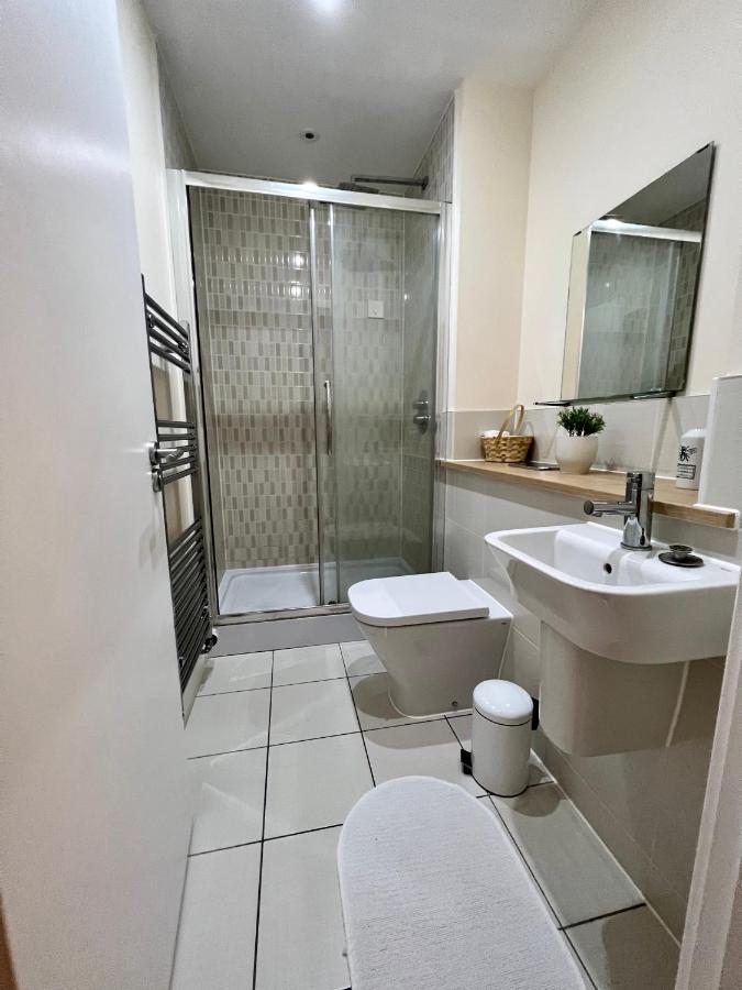 Spacious 2-Bedroom House With Free Parking Chatham  Ngoại thất bức ảnh