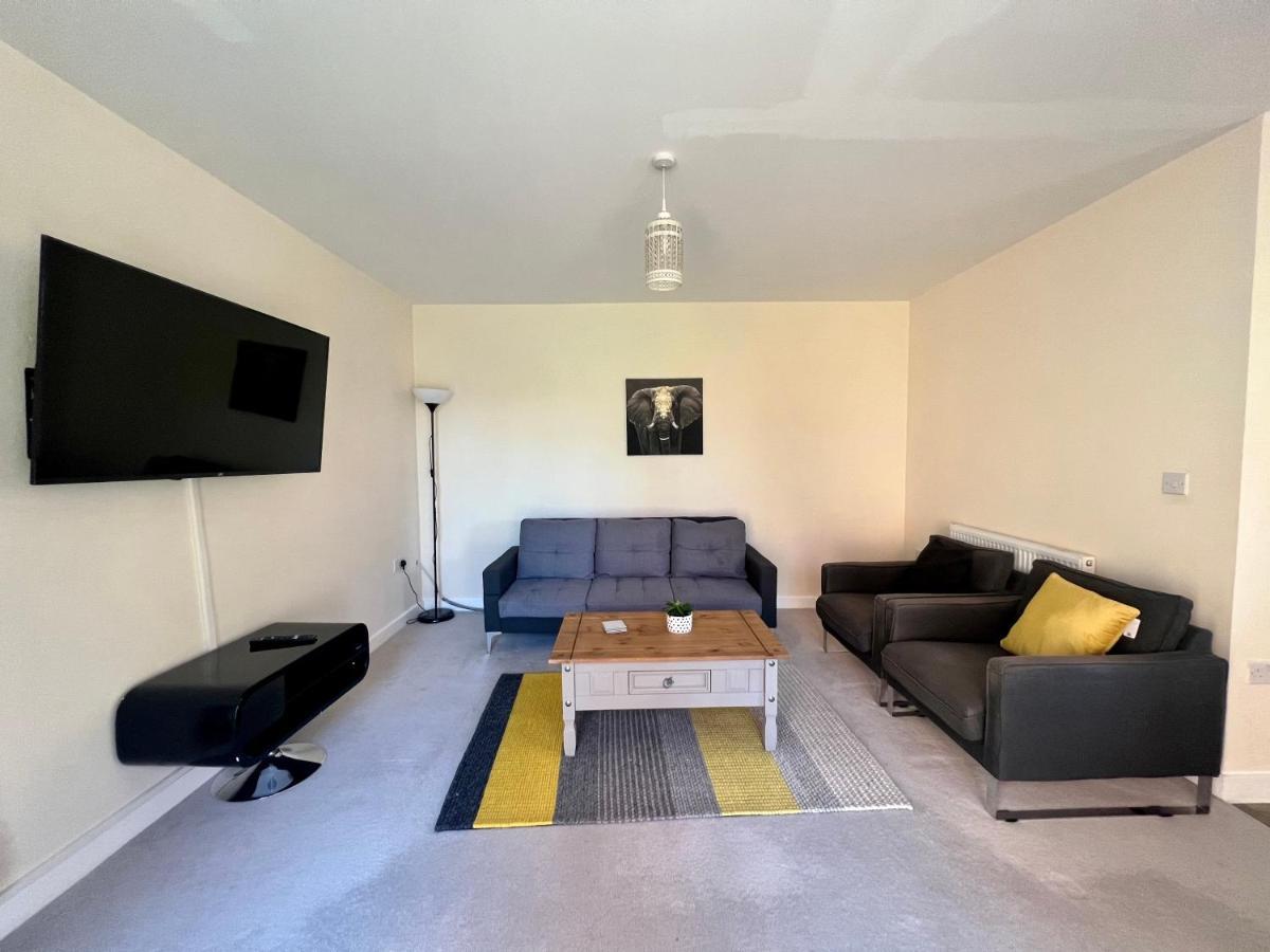 Spacious 2-Bedroom House With Free Parking Chatham  Ngoại thất bức ảnh