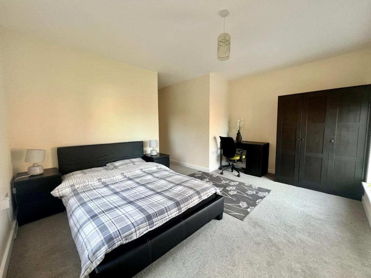 Spacious 2-Bedroom House With Free Parking Chatham  Ngoại thất bức ảnh