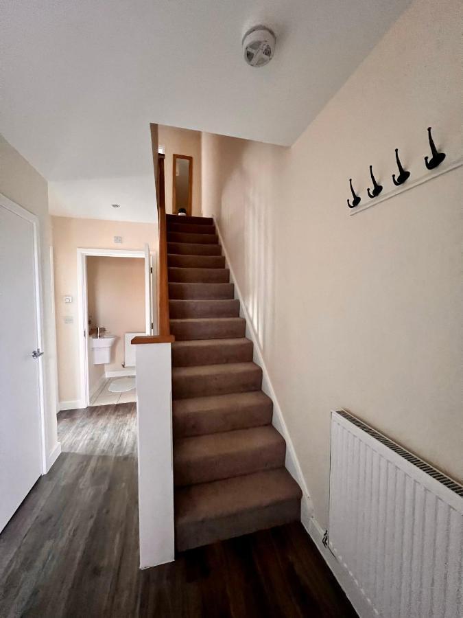 Spacious 2-Bedroom House With Free Parking Chatham  Ngoại thất bức ảnh