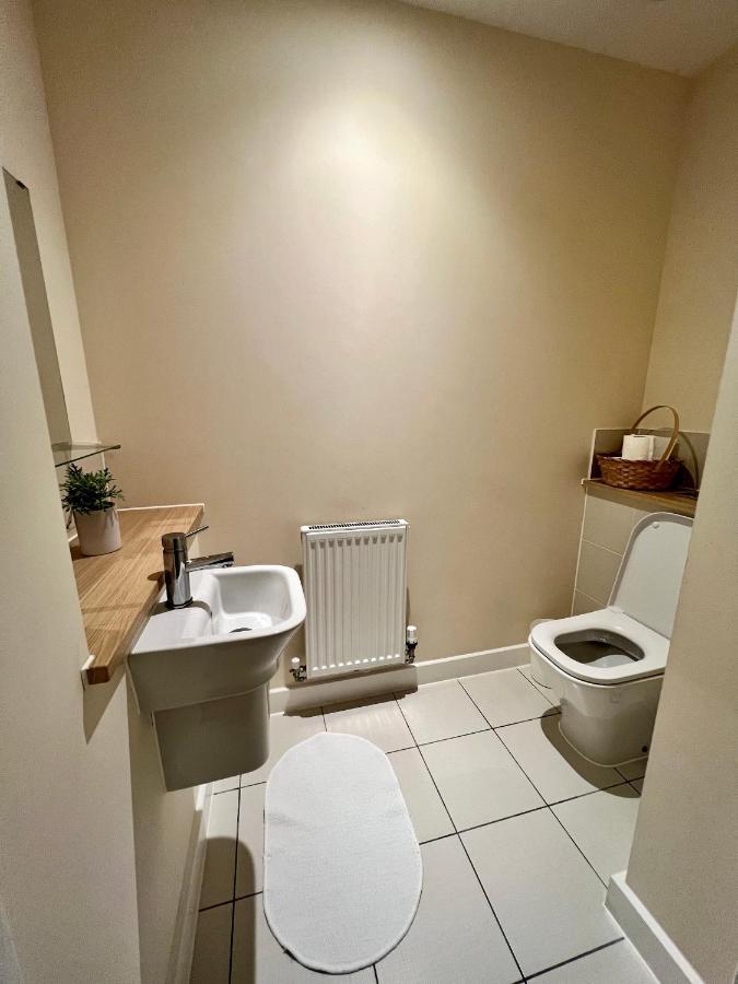 Spacious 2-Bedroom House With Free Parking Chatham  Ngoại thất bức ảnh
